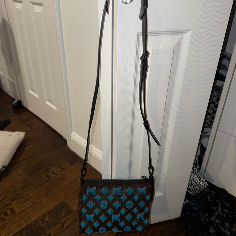 Louis Vuitton crossbody RARE - Picture 10 of 16